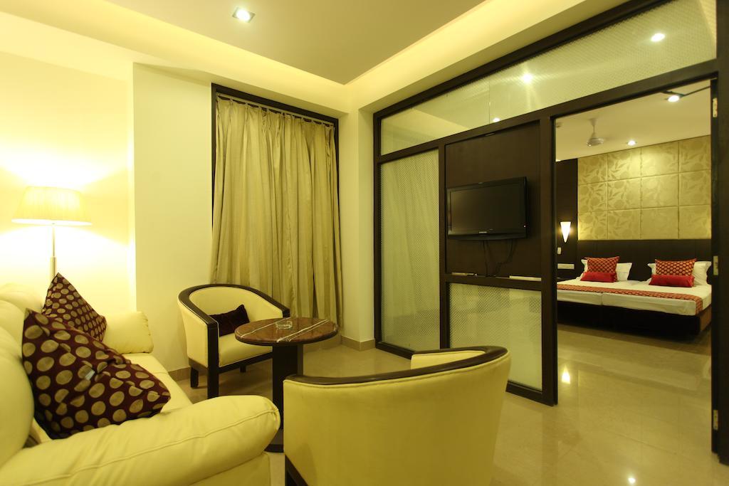 Hotel Surya Plaza Kota  Kültér fotó