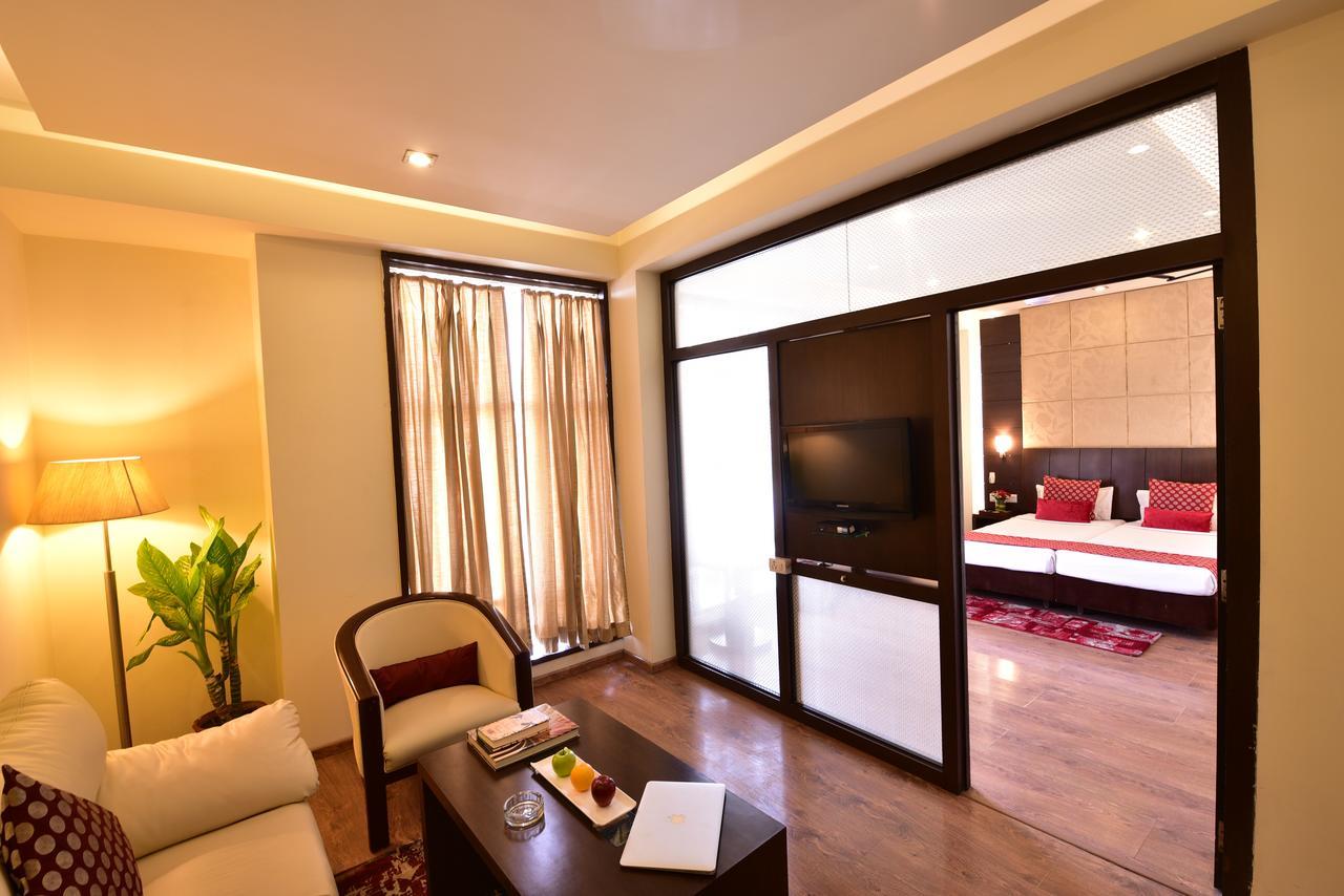 Hotel Surya Plaza Kota  Kültér fotó