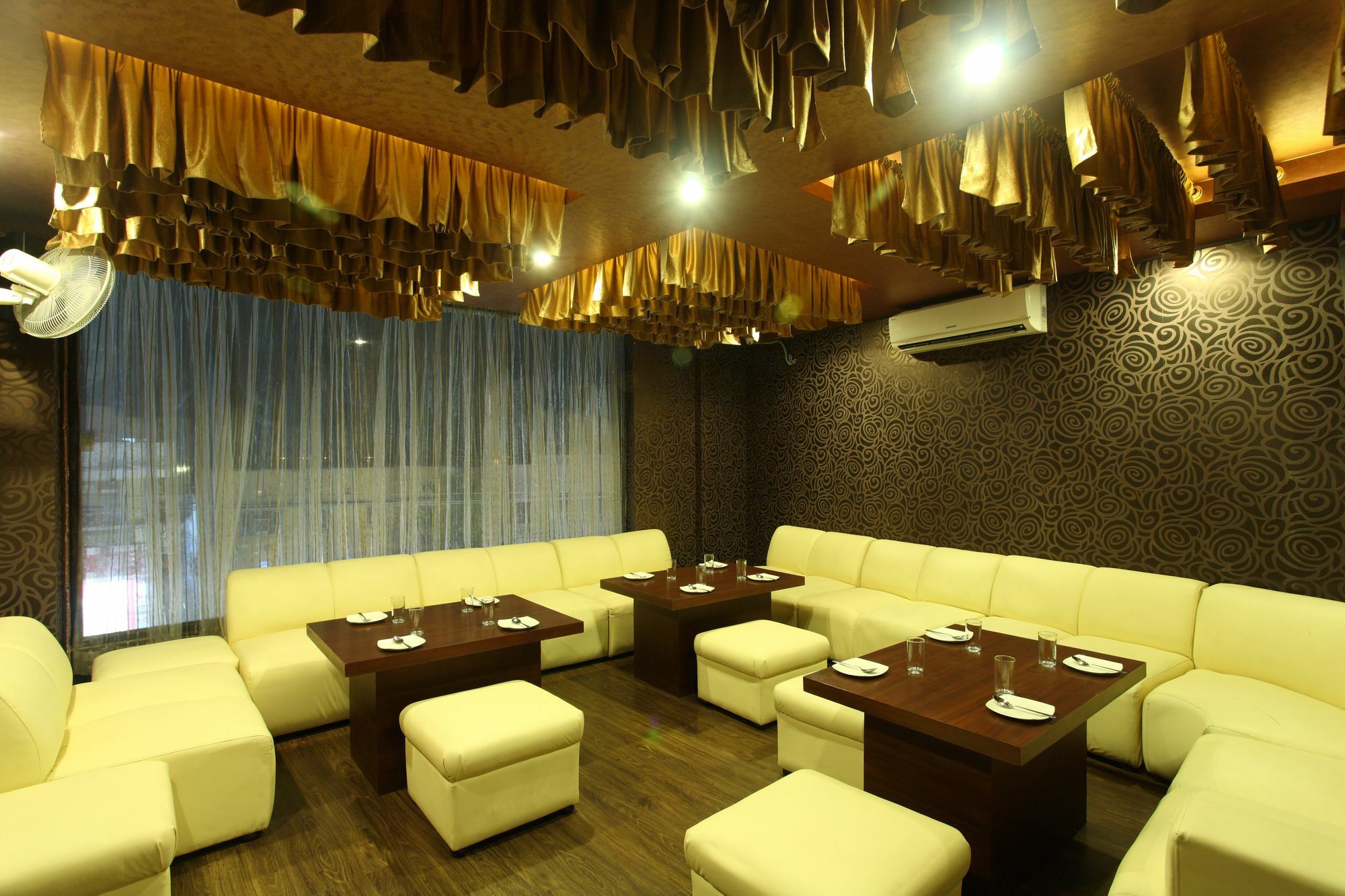 Hotel Surya Plaza Kota  Kültér fotó